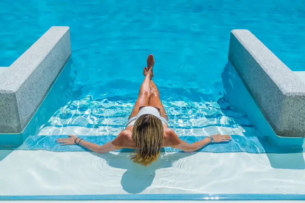 Mujer relajándose en una piscina