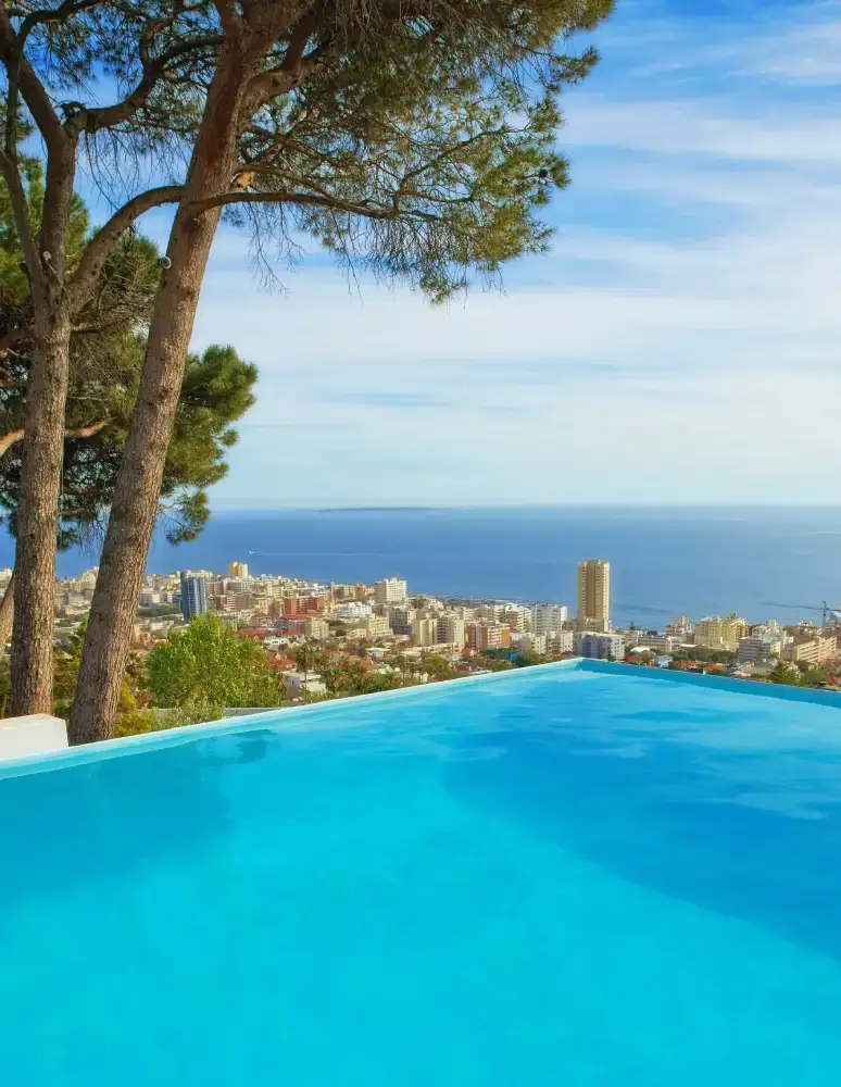 Piscina con buenas vistas